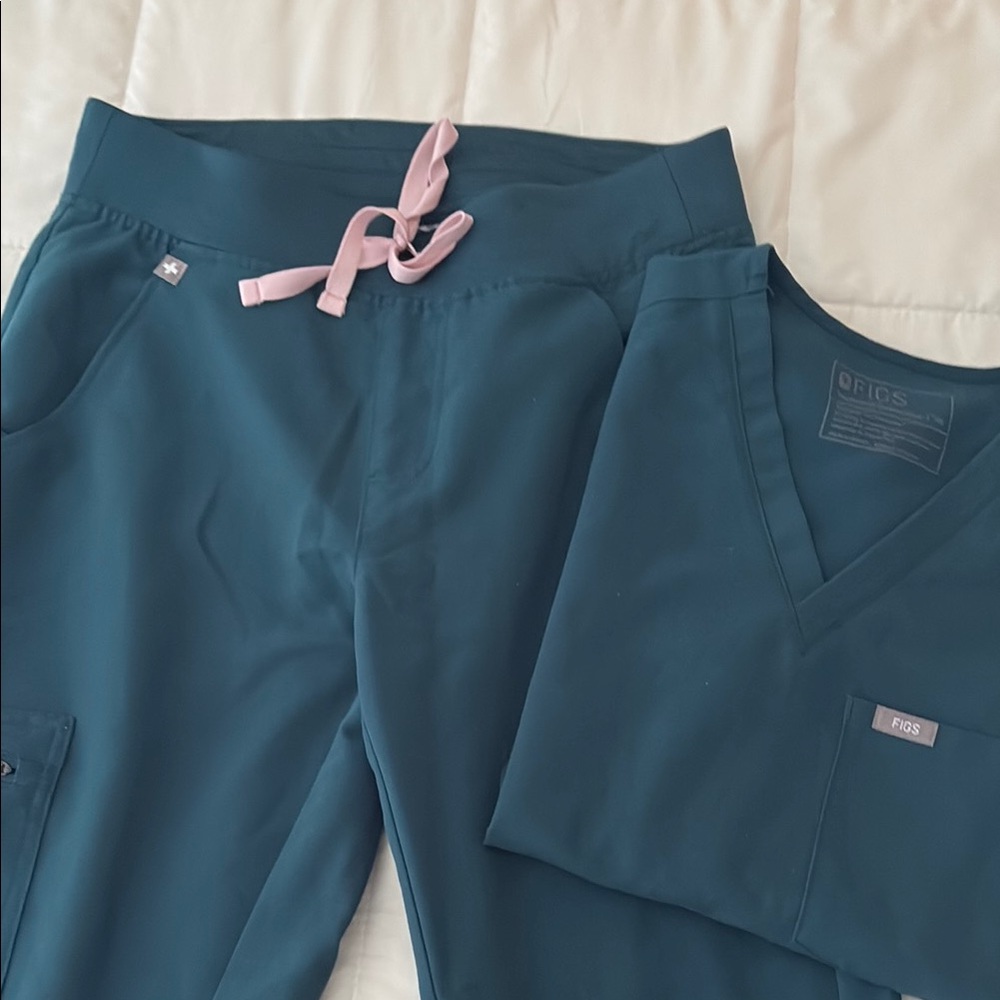 FIGS Scrub Set